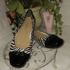 Easy Spirit Black/White patent leather flats. Size 7.5 Good condition